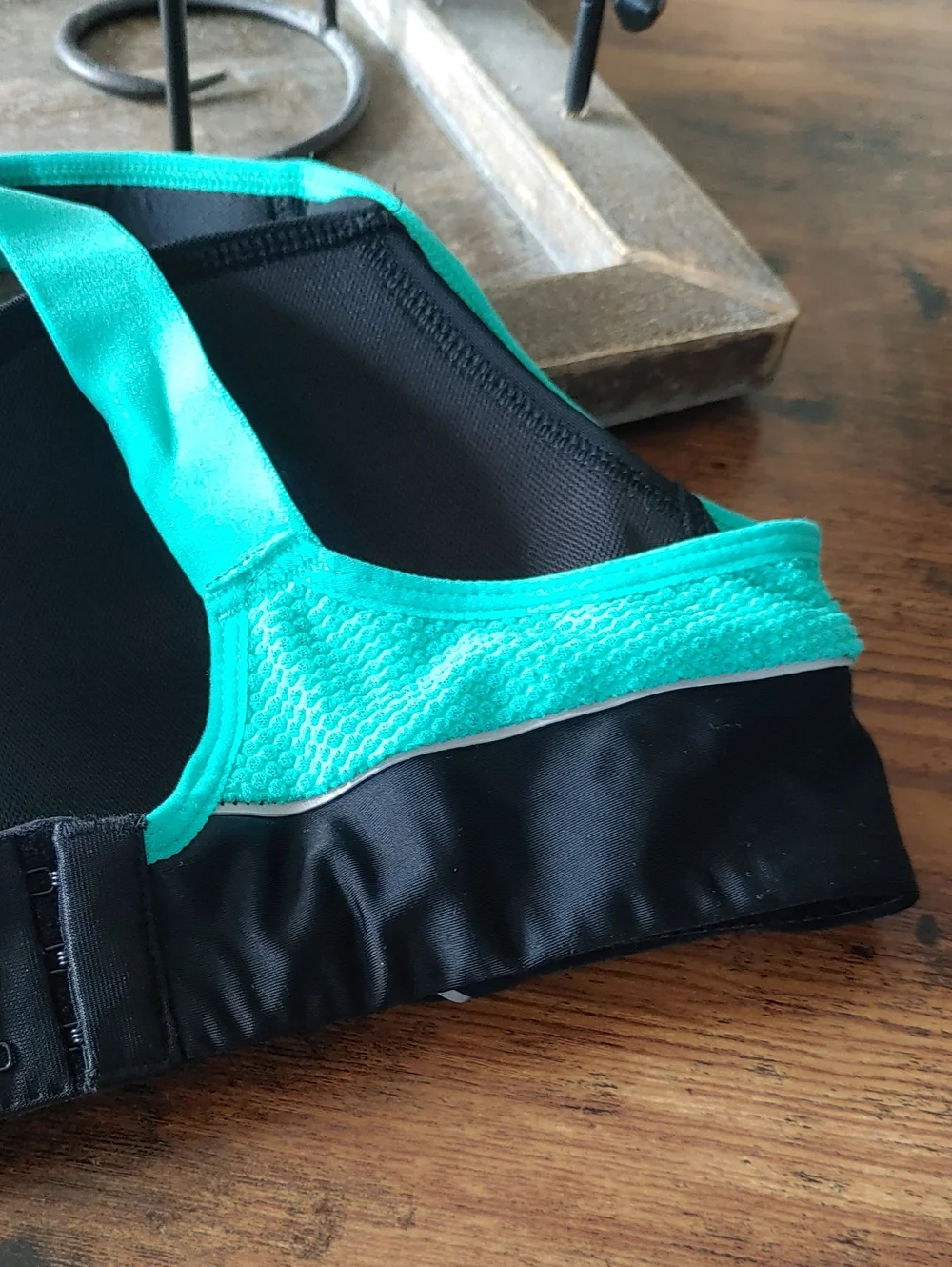 Like New Danskin 36B Blue/green Cross Strap Padded Wirefree Sports bra